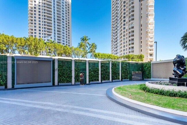 Building Photo - 540 Brickell Key Dr