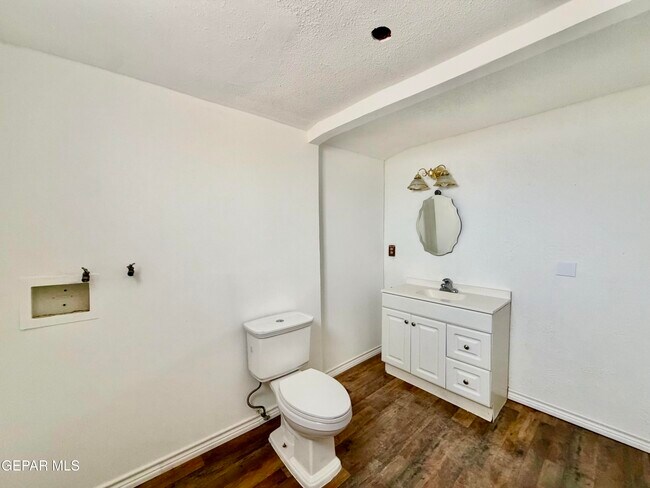 Building Photo - 418 S Estrella St