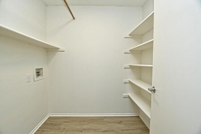 Building Photo - 1201 Pike Path
