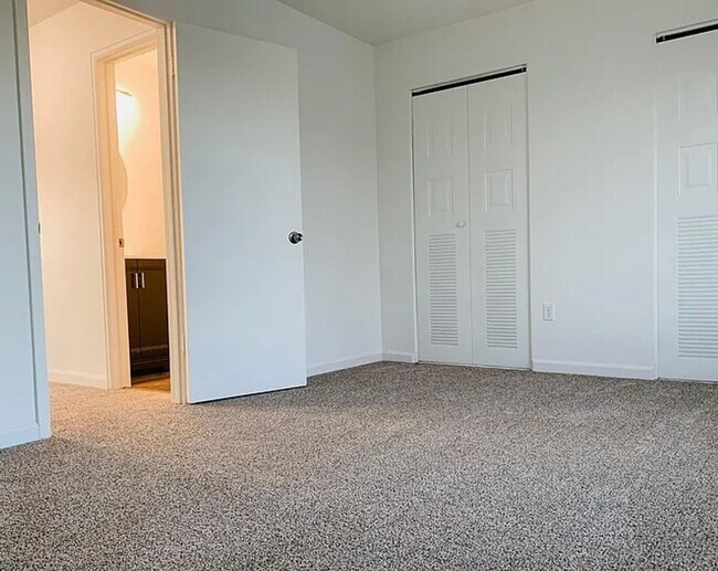 Building Photo - 4BR Tri-Level with Sunroom & Oversized Fenced Yard & 2-Car Garage!