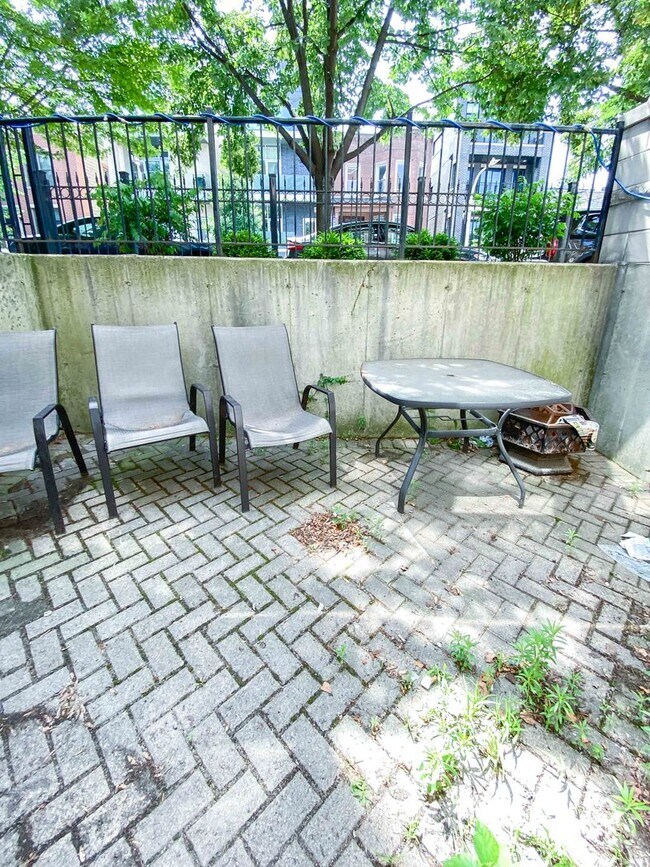 Building Photo - 2741 N Southport Ave