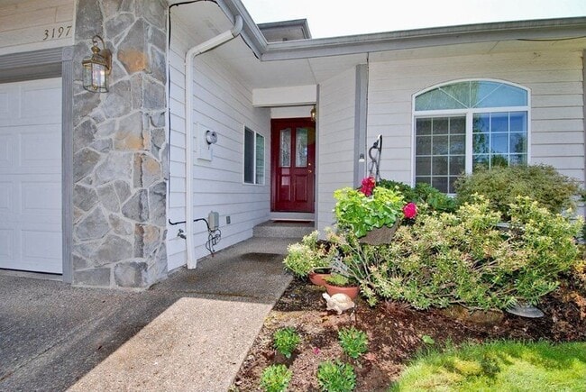 Building Photo - 3bd/2ba With Beautiful Private Fully Fence...