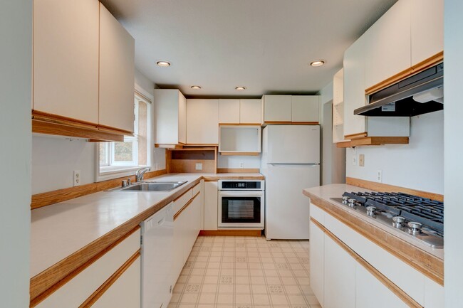 Building Photo - 3 Bedroom 2 Bath Home near Heart of Oak Ha...