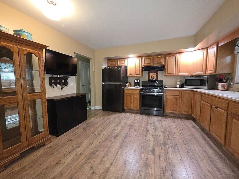 Building Photo - 544 Midland Dr