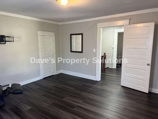 Building Photo - Move-In Ready Upstairs Unit | New Flooring, Eat-In Kitchen & Tons of Closets