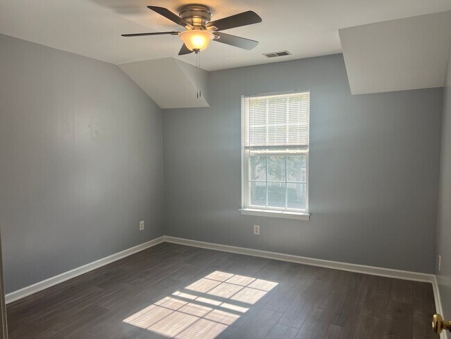 Building Photo - ** 1 Month Free Rent** Beautiful 3 Bedroom/ 2.5 Bath Unfurnished Townhouse in Wellstone!