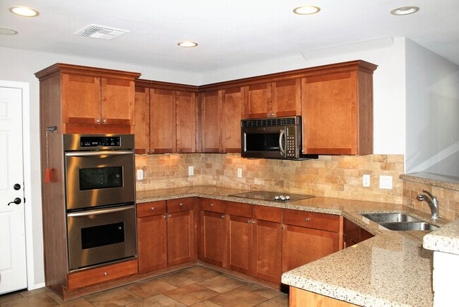 Building Photo - Beautiful 2-Story-3 Bed/2.5 Bath Home