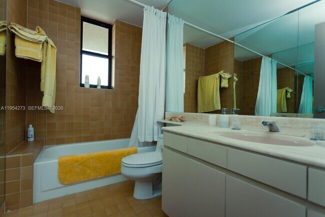 Building Photo - 1000 Venetian Way