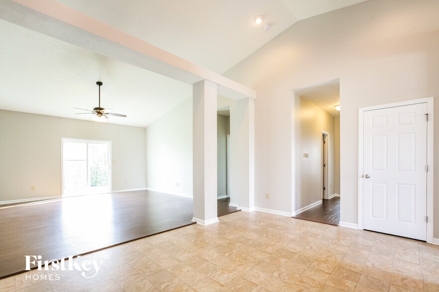 Building Photo - 1301 Greenbriar Wy