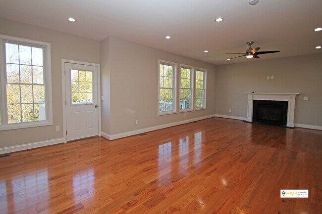 Building Photo - Upscale rental in Harrisonburg!