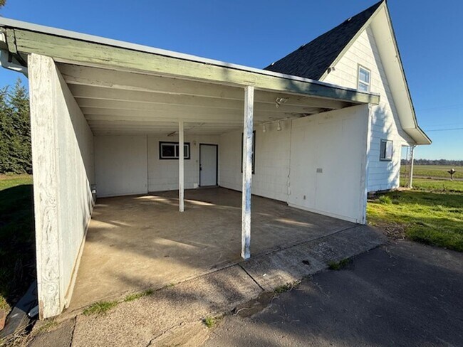 Building Photo - 3 Bedroom Farm Home for Rent Dundee OR