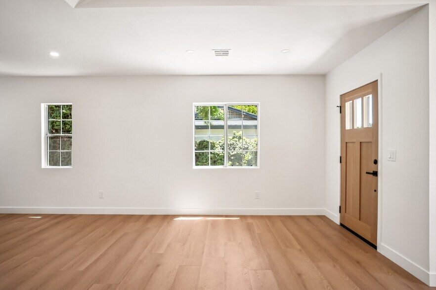 Entry Area - 4702 Kraft Ave