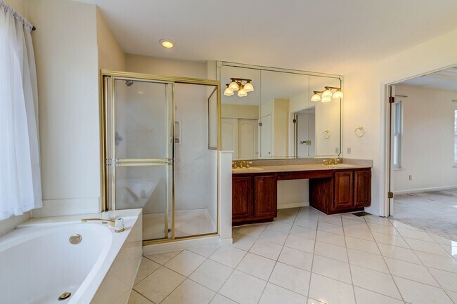 Building Photo - 600 Arbor Gln Ct