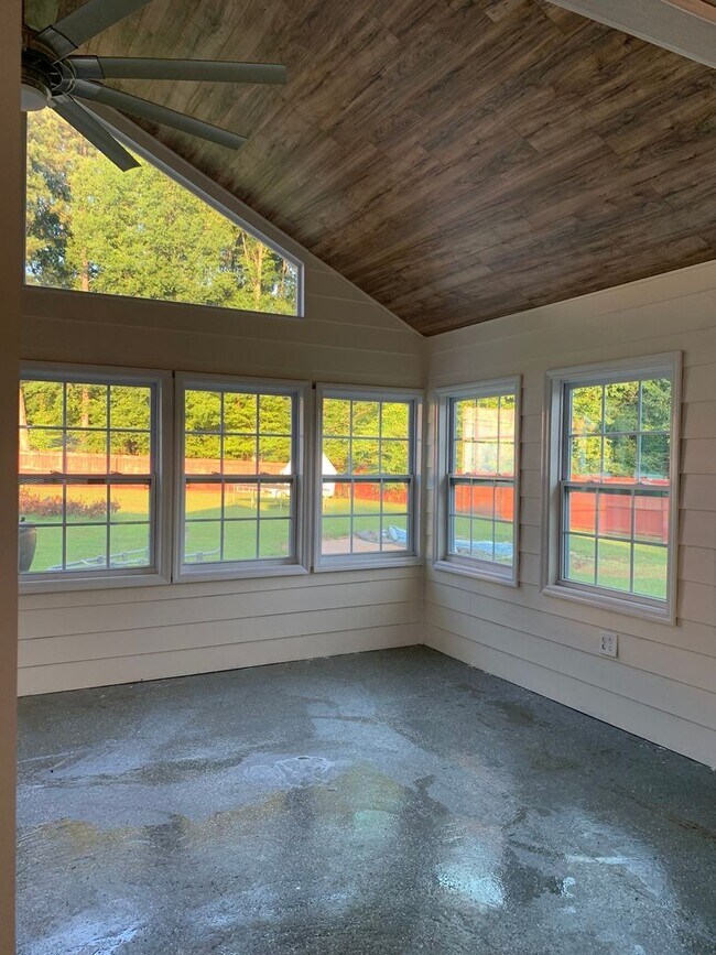 Building Photo - Charming 4BR House in Hampton