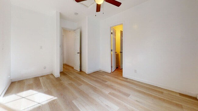 Building Photo - 5231 E Falls View Dr