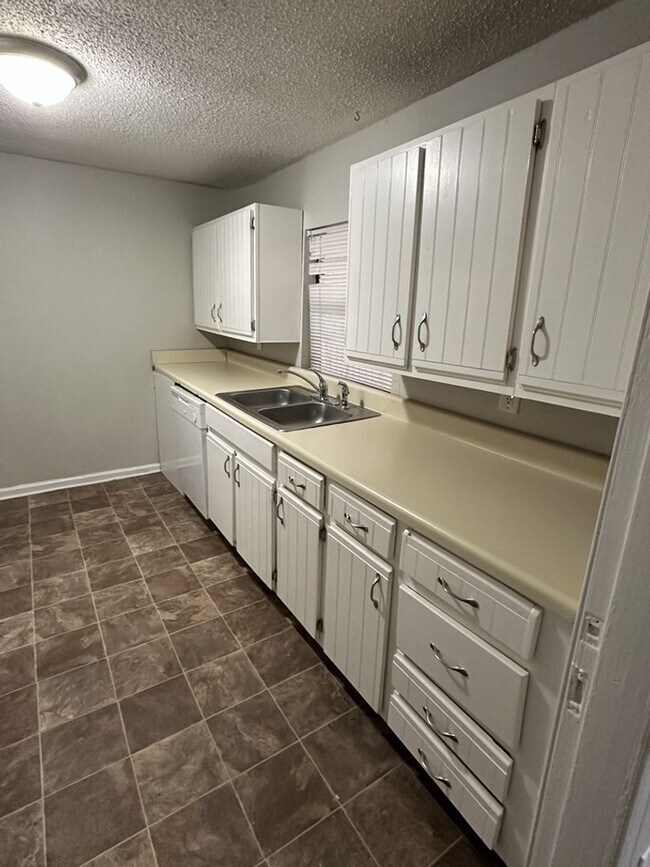 Building Photo - Newly Available! 2 Bedroom 1 Bathroom! $350 off first month!