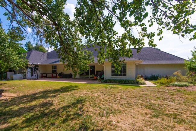 Building Photo - 3025 Regency Ct