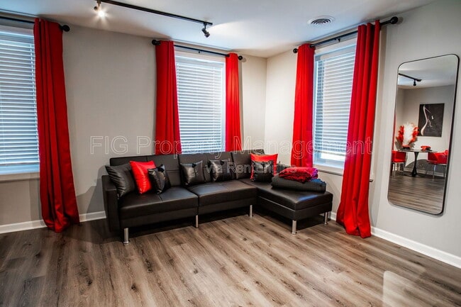 Building Photo - 413 W Depot Ave