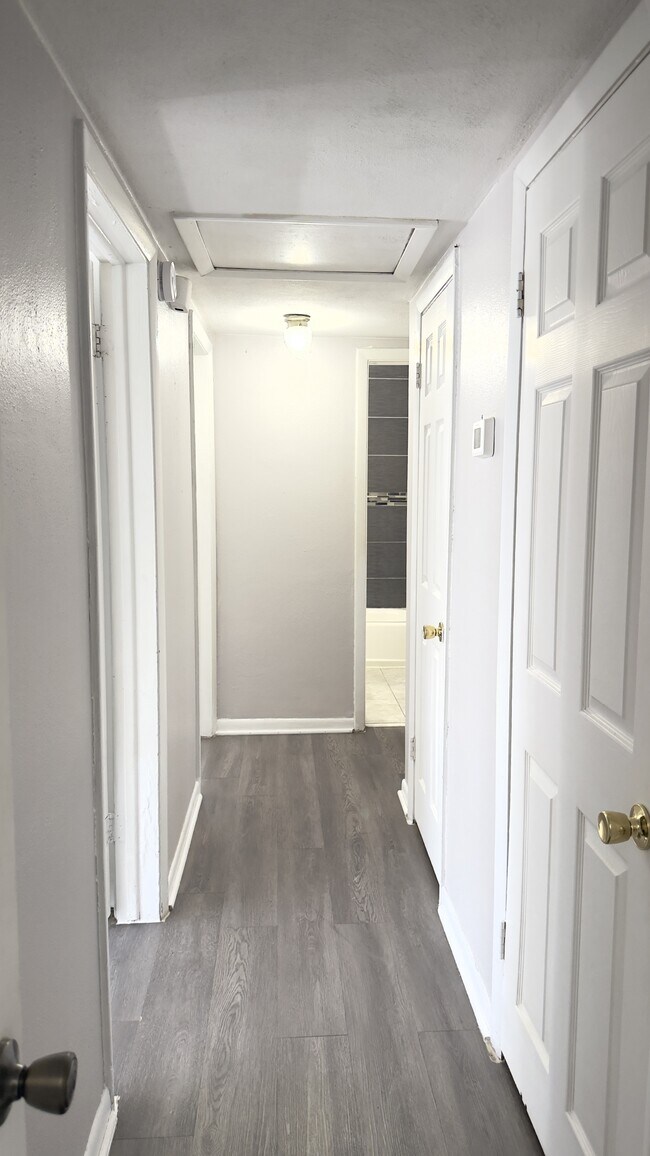 Building Photo - 231 N Collen Rd