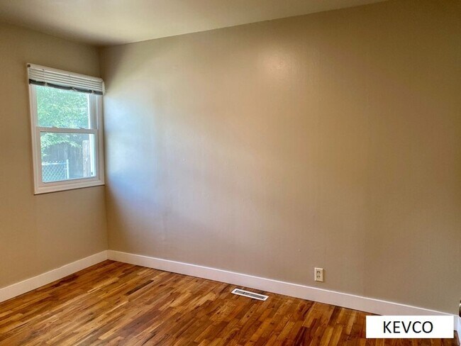 Building Photo - 314-320 Alpert Ave