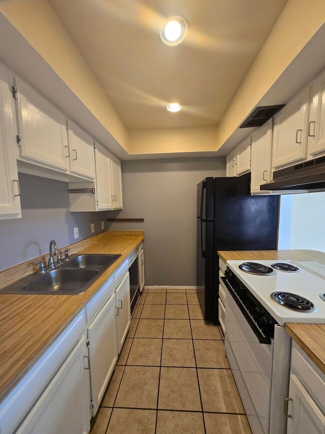 Building Photo - 2307 N Grand Ave