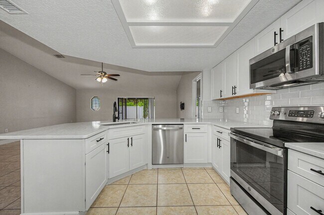 Building Photo - 4449 Foxboro Dr