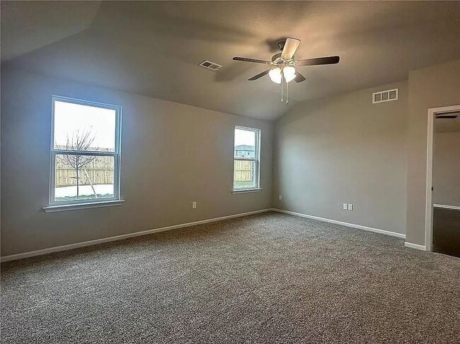 Building Photo - "Charming 4-Bedroom Oasis with 2 Baths & 1800 Sq Ft in Gardner, KS"