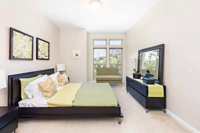 Building Photo - 903 Providence Pl