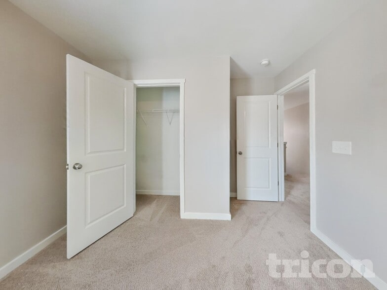 Building Photo - 513 Soaring St