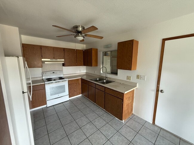 Building Photo - Kekaha 3 bed 1.5 bath single-family home