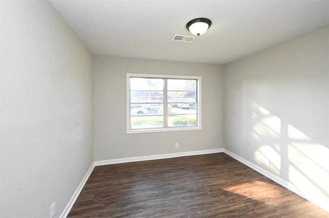 Building Photo - 1411 Laskey St