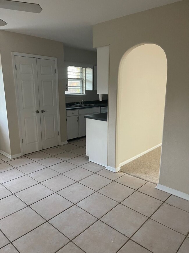 Building Photo - 3bed/2bath Single Family Home