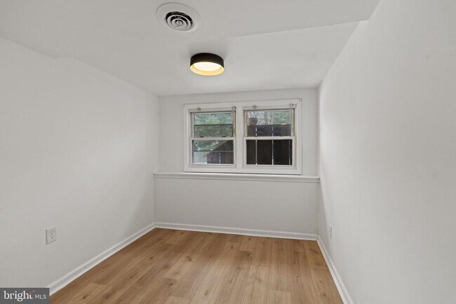 Building Photo - 395 Montgomery Dr