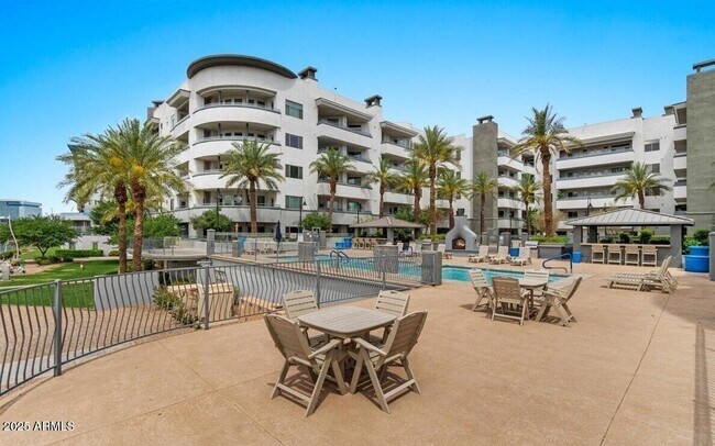 Building Photo - 945 E Playa Del Norte Dr