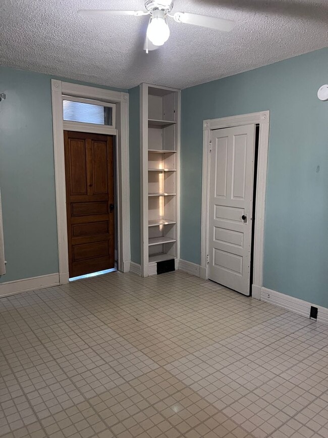 Building Photo - 3 Bedroom 2 Bathroom