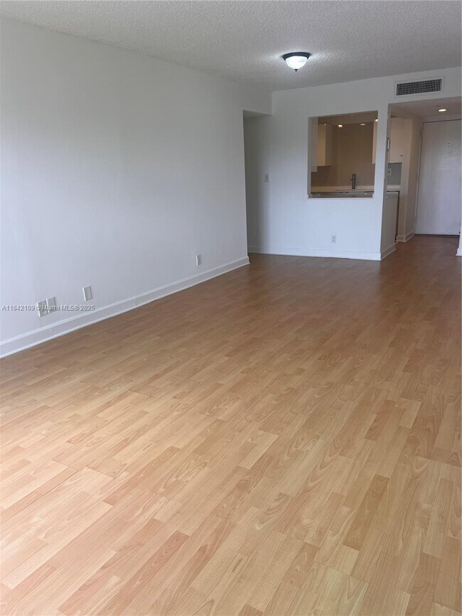 Building Photo - 220 Lakeview Dr