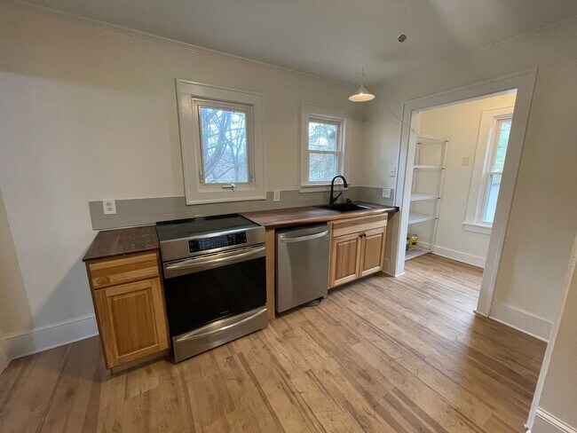 Building Photo - Serene Richmond Cottage Retreat | 2BR, Hardwood Floors, Pet-Friendly- $2500