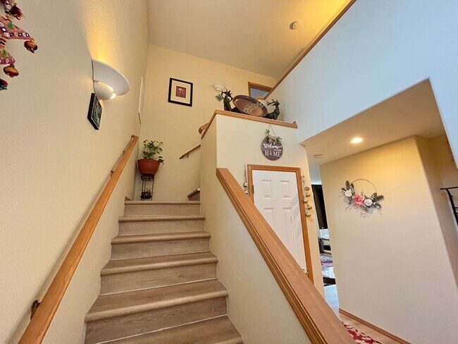 Building Photo - Beautiful 3 Bed, 2.5 Bath House in Central...