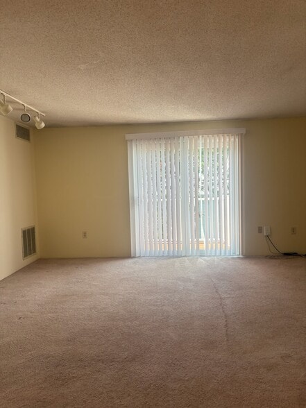 Building Photo - 4 Post Oak Ln