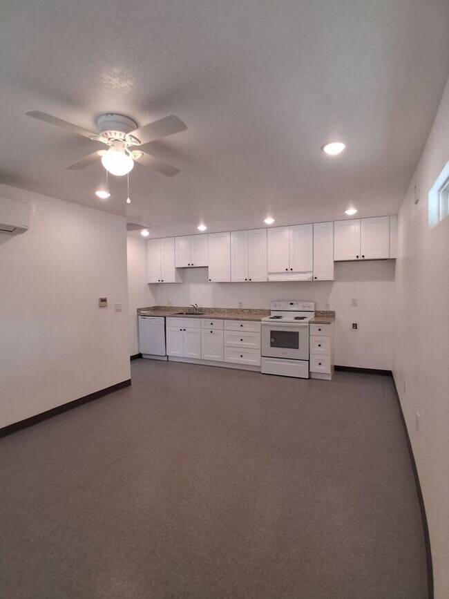 Building Photo - 4864 E University Ave