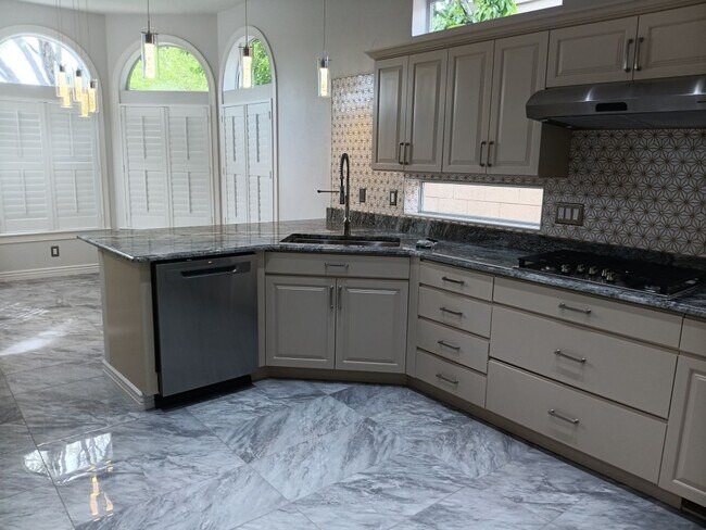 Building Photo - 3 Bedroom, 2 Bathroom Home! Schedule a Showing Soon!