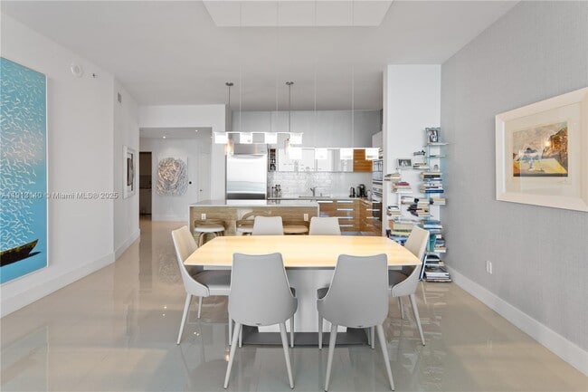 Building Photo - 2020 N Bayshore Dr