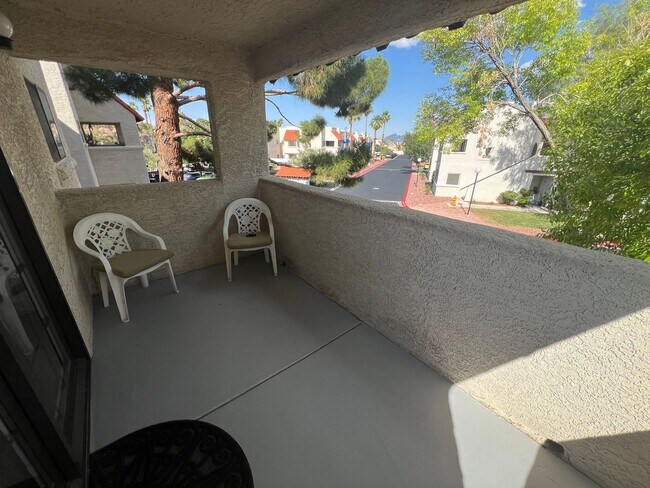 Building Photo - Spacious 2 bedroom 2nd floor unit