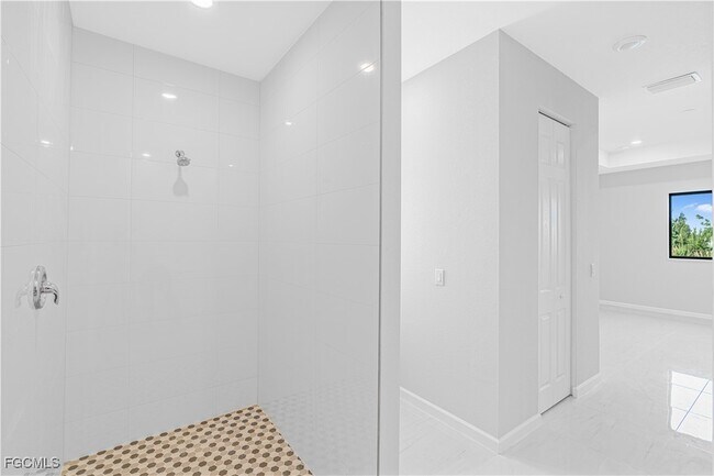 Building Photo - 3340 NE 19th Ave