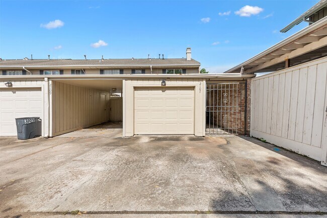 Building Photo - 2107 Lander Ln