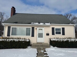 Building Photo - 3 Bedroom Cape Cod - Upper Arlington, OH