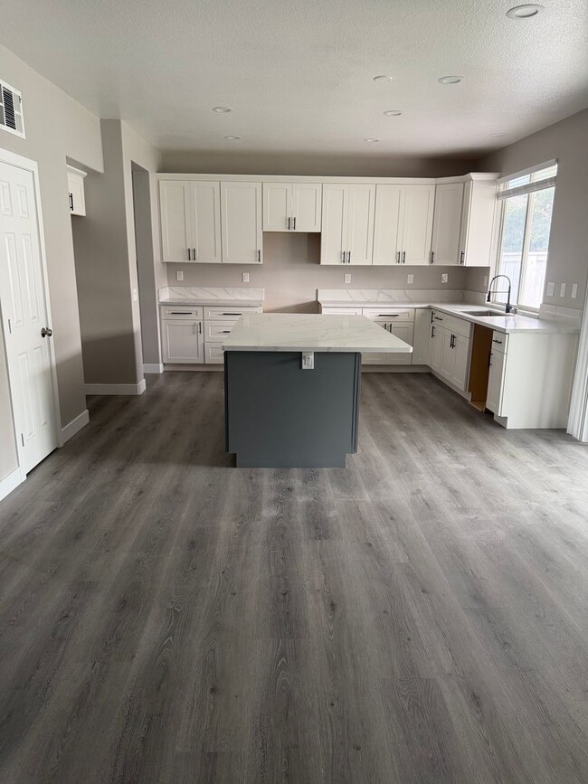 Building Photo - Eastvale 2 story beauty