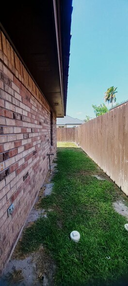 Building Photo - 1301 W Carmen Ave