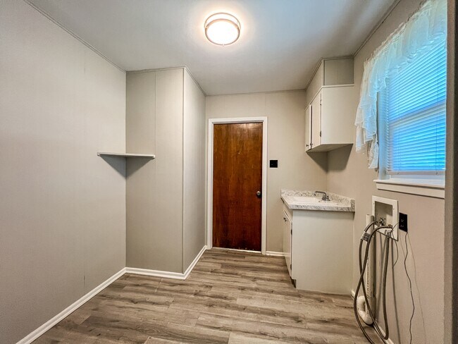 Building Photo - 986 Lone Star Dr