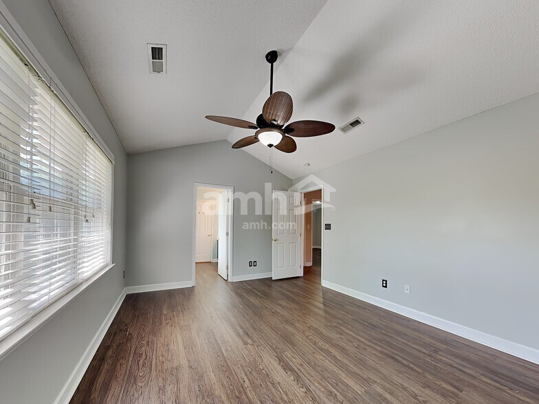 Building Photo - 6620 Valleyoak Dr